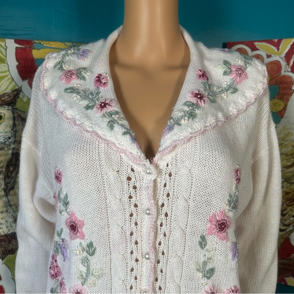 VINTAGE Beautiful Granny Floral Embroidered Pearl Buttons
Sweater Cardigan Large - Picture 2 of 10